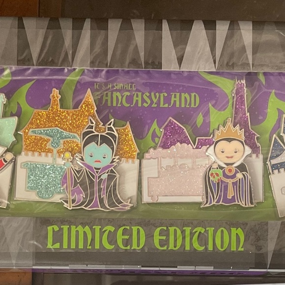 Disney world Small world limited edition pin set - Picture 1 of 2
